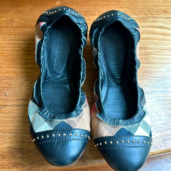 Burberry Flats - Picture 1 of 4
